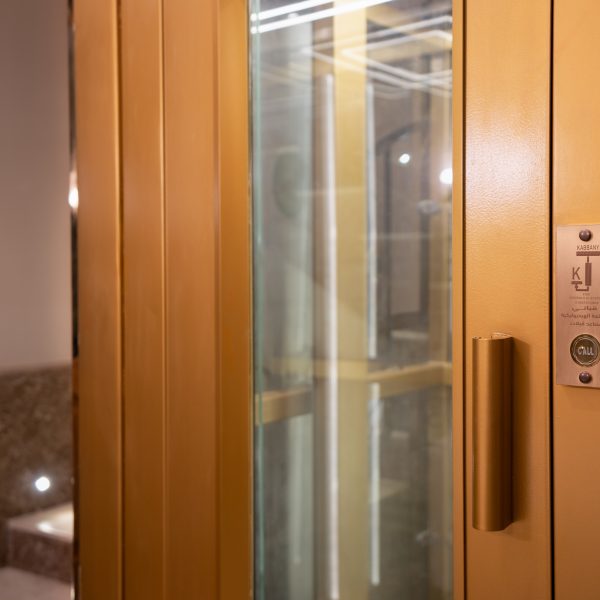 أبواب المصعد الخارجية